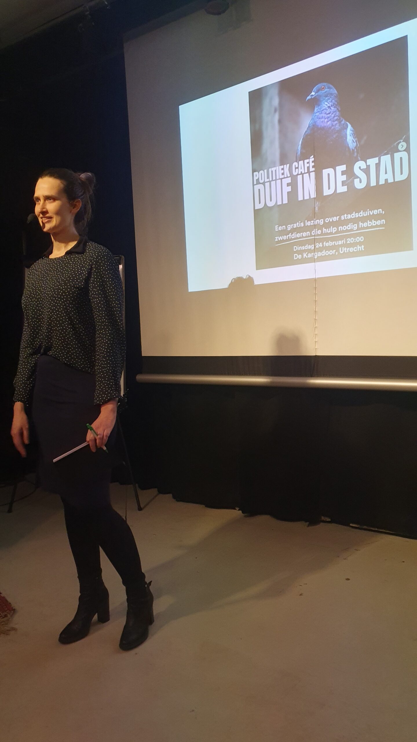 Niki Wagner spreekt tijdens Politiek Café Duif in de Stad in Utrecht