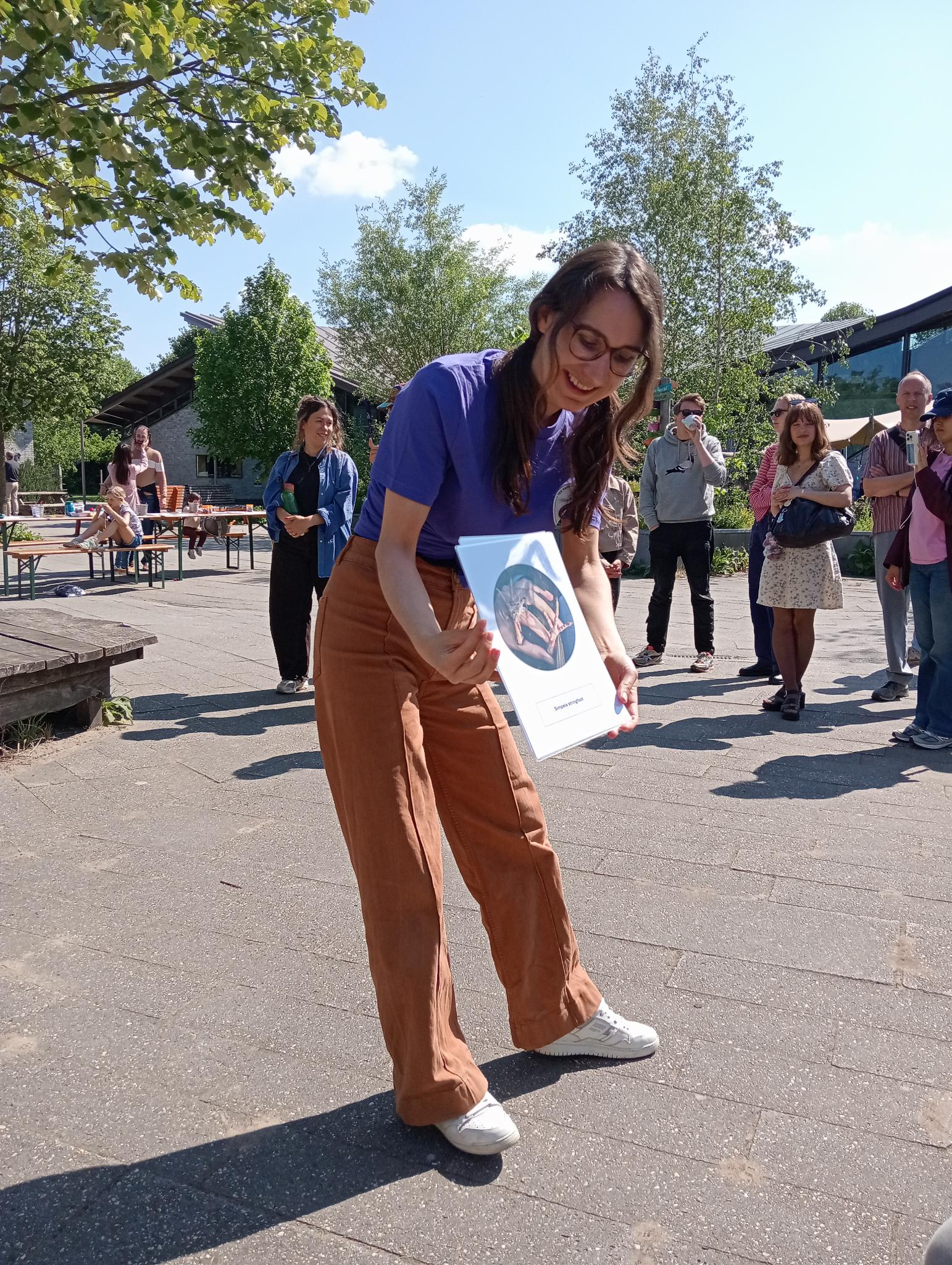 Niki Wagner van SOS Duif tijdens een demonstratie op Griftsteede